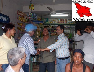 La diputada y precandidata en unos de sus recorridos junto a Williams Abreu y Carolina Rosario, ambos aspirantes a regidores