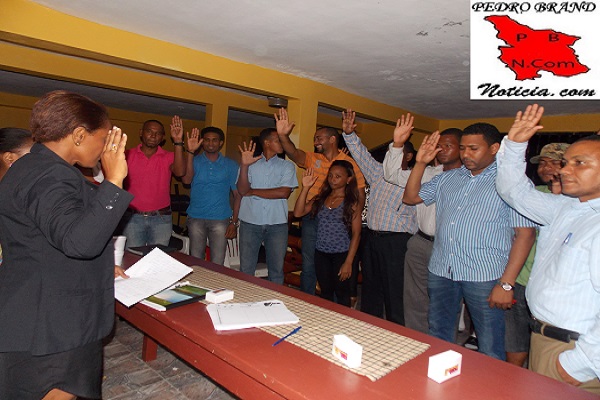 Momentos en que la Dra. Piña Solano toma el juramento a su equipo de trabajo.