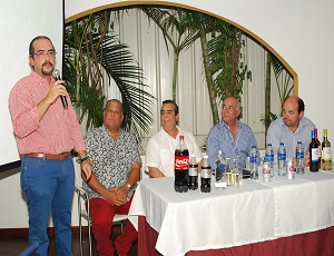 Los organizadores del evento, mientras ofrecen los detalles del evento. 