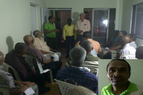 La asamblea y en el recuadro el presidente de la organización, Esteban Morillo.