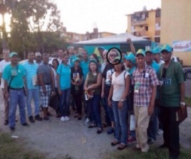Con un círculo la mujer junto a un grupo de compañeros