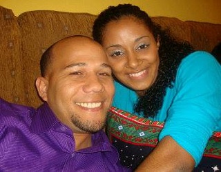 Jonathan junto a su esposa, en una de las tantas fotografías colgada en su página personal de facebook.