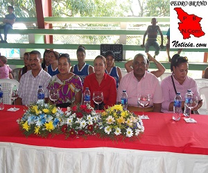 La mesa principal con los invitados.