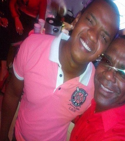 A la izquierda Anyelo junto a su padre quien celebra en grande.