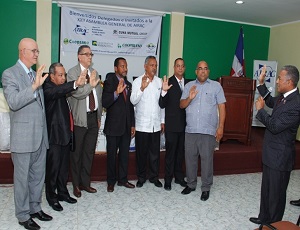 Artemio Álvarez,  mientras juramenta el Nuevo Consejo Directivo de la entidad.