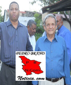 A la derecha Alvaro Caamaño junto al presidente del PRI, Trajano Santana, cuando fue juramentado.