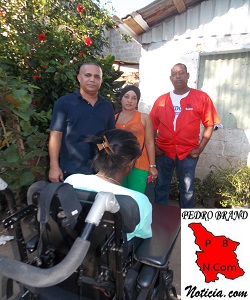 A la izquierda Benjamín Jimenez junto a Casilda cuando hacían la entrega