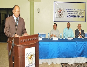 El presidente de la Asociación de Medianos y Pequeños Comerciantes del Municipio Santo Domingo Oeste Ramón Milcìades Estévez mientras intervenía en el encuentro con directivos y afiliados a la entidad. 