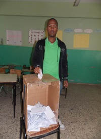 El ganador cuando ejercía el voto esta mañana