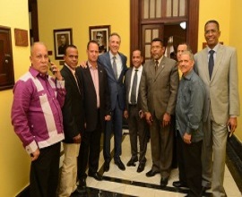 José Ramón Peralta con comerciante