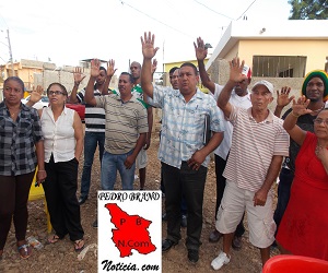 En el centro con camisa de cuadro, Arvelo, quien encabeza la directiva