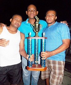 En el centro, Nelson Almonte, posando con el trofeo ganado en un torneo el año pasado.