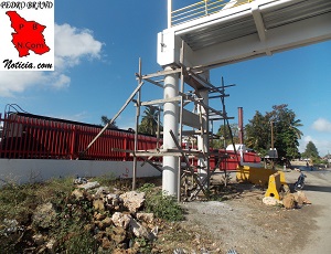 El puente que se construye frente a la compañía