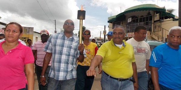 En foto de archivo, Androide lleva la antorcha de los Primeros Juegos Deportivos Municipales “Pedro Brand 2014” celebrados en Septiembre del año pasado.