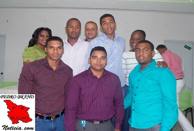 Jeffrey Sánchez Mena -con camisa blanca- junto a los nuevos directivos de ASEUPEB