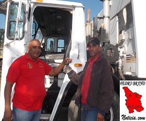 El alcalde entrega las llaves al chofer asignado a la unidad.