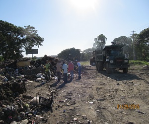 Brigada de Obras Publicas y medios Ambiente Utilizan equipos pesados para retirar basura