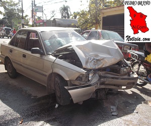 Condición como quedó el auto donde viajaban el muerto y los heridos.