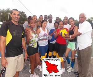 A la derecha, el profesor Eugenio de la Cruz, ahciendo entrega del donativo.