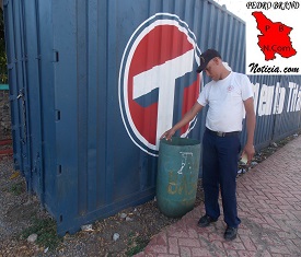 El 2do. Tte. Diógenes García muestra el lugar donde fue encontrado el menor.