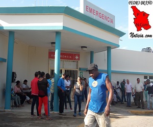 Decenas de residentes permanecieron en la entrada de emergencia del hospital.