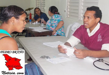 El doctor Jhovany Sistero, atiende unos de los pacientes