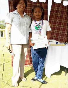 La directora docente, Lic. Ramona Esperanza Gil con una  de las estudiantes reconocida