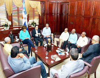 CANCILLER NAVARRO CON EMBAJADOR Y CONSULES