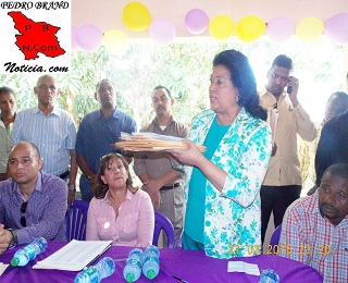 La Senador Cristina Lizardo con varios fordes que contienen los reclamos de la comunidad.