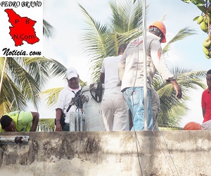 Los técnicos de EDESUR cargan con el viejo transformador.