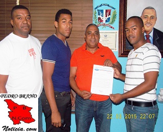 Desde la derecha: Jeffrey Sánchez M., presidente de ASEUPEB; el alcalde, Ramón Pascual Gómez; Linder Valdez F. Sec. Organización y Alejandro Abad, fundador de ASEUPEB.