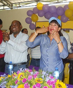 El ingeniero De León junto a la diptada Gertrudis Ramírez cuando anunció su apoyo a la legisladora.