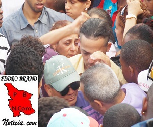 El padre (con gorra y lentes) junto a su otro hijo y familiares de Ithai