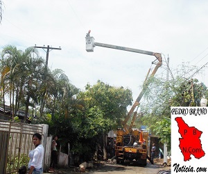 Un obrero instalando la nueva linea.
