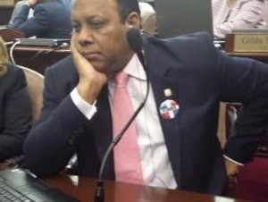 Diputado Francisco Matos. con su botón