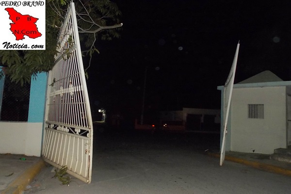 En la huida los ladrones rompieron la puerta de entrada y salida al hospital