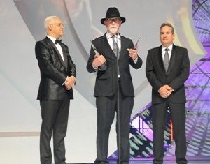 El actor Iván García recibe la estatuilla de la mano de Franklin León, presidente de la CND, y José Antonio Aybar, presidente de ACROARTE.