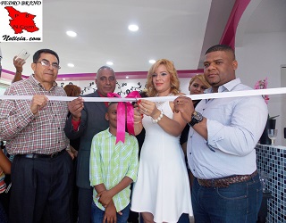 Aracelys Peguero mientras cortaba la cinta para inaugural el salón.