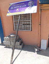 Una de las vallas que fue arrancada