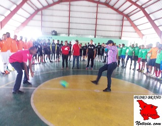 La licenciada Igri Bonelli hizo el saque de honor junto al profesor Hilario Francisco Puello (Tomón)