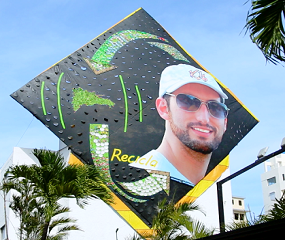 Valla reciclada que promueve el aspirante a la alcaldía DN.