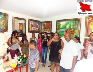 Lina Frodríguez (vesitdo negro) junto a su familia e invitados.