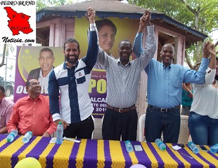 En el centro con camisa de raya, el Lic. Nicio de la Rosa. A su izquierda Octavio Rivera y a la derecha, Leandry Llames Ortíz.