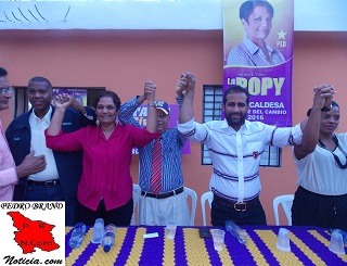 Ramón Mejía (con corbata) levanta las manos junto a sus compañeros.
