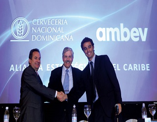 El brasileño Alexandre Médicis Da Silviera (derecha) durante una actividad 