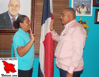 La Licda. Carmen Pérez al momento de ser juramentada por el alcalde.