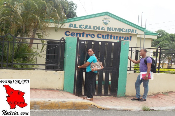 La nueva directora a su llegada a sus oficinas donde ejercerá sus funciones.