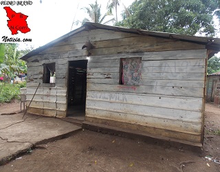 La humilde vivienda donde reside la familia.