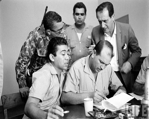 Sentado y a la izquierda, Hector Aristy junto al coronel Caamaño