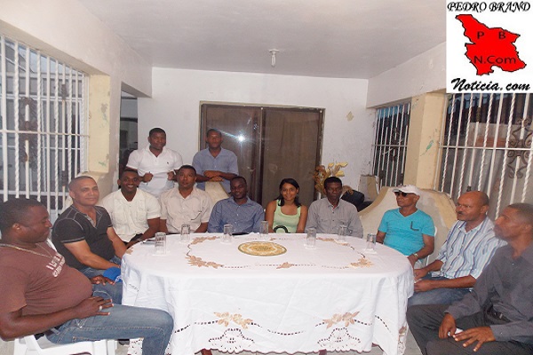 Previo al corte de la cinta se realizó el acto protocolar en la marquesina de la residencia del regidor Vasquez.